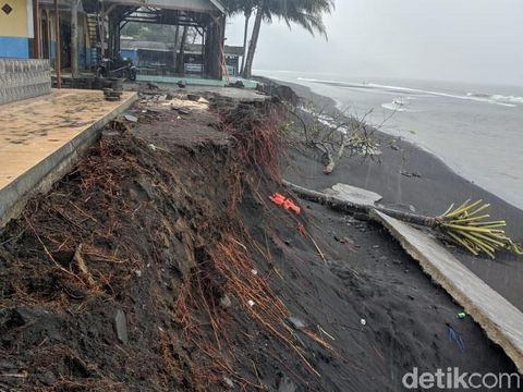 Gelombang Tinggi, Pantai di Lumajang Abrasi dan Tiga Warung Rusak
