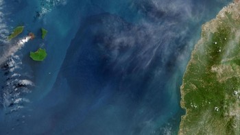 Disebutkan bahwa Anak Krakatau adalah gunung berapi yang terbilang aktif di Indonesia. Tidak begitu jauh bukan dengan daratan? Foto: NASA