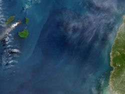 Melongok Wajah Anak Krakatau dari Antariksa