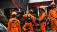Hingga saat ini petugas masih terus melakukan pencarian korban dan membersihkan pusing sisa bangunan.