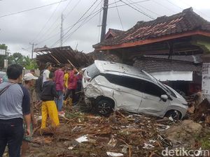 Ada Tsunami, Kapan Listrik Anyer dan Banten Pulih?