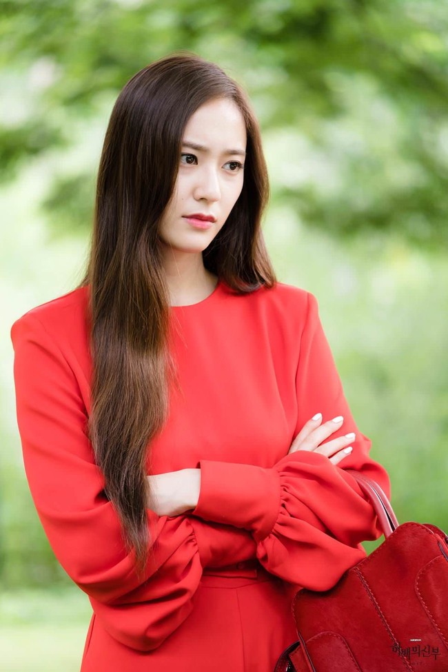 Serial The Bride of Habaek cocok dijadikan inspirasi untuk bergaya saat liburan Natal dan Tahun Baru. Jika bingung akan bergaya seperti apa saat ke pesta, Anda bisa menengok beragam busana yang dikenakan karakter Moo Ra nan glamour. Foto: Pinterest