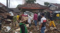 Warga coba mengevakuasi mobil yang menimpa reruntuhan rumah. (Bahtiar/detikcom)