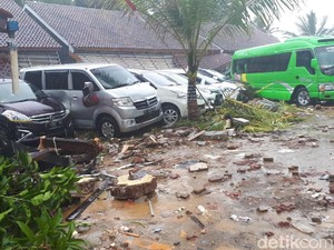 Laut Pasang + Longsor Bawah Laut Gunung Anak Krakatau = Tsunami Anyer
