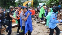 Tsunami ini menerjang pada Sabtu (22/12) malam. Hingga pagi ini, data sementara jumlah korban dari bencana tsunami di Selat Sunda tercatat 43 orang meninggal dunia, 584 orang luka-luka dan 2 orang hilang. (Foto: Dok. Mabes Polri)