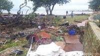 Panggung didirikan membelakangi laut. Mendadak, air menerjang melewati panggung hingga ke arah penonton yang merupakan peserta family gathering PLN. 