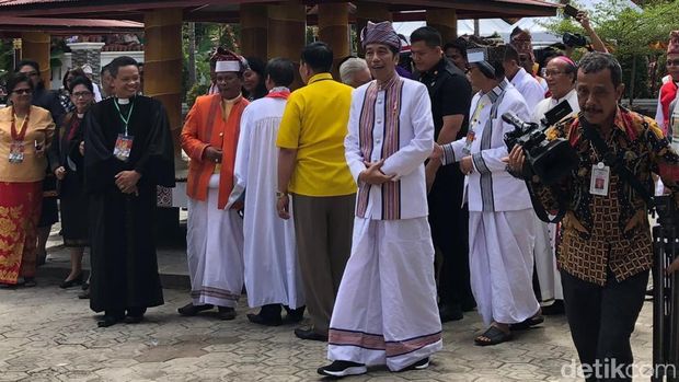 Bertopi Khas Toraja, Jokowi Temui Pemuka Agama di Gereja