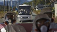 Untuk pertama kalinya sejak terjadi krisis nuklir, para wartawan diundang untuk berkunjung ke PLTN Fukushima. Dengan pakaian pelindung lengkap, mereka diangkut dengan bus berkeliling di kompleks PLTN. Namun rombongan wartawan tidak diperbolehkan mendekati reaktor yang rusak.