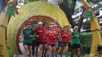 Aktivitas membakar kalori jadi lebih menyenangkan dong. Selain menggunakan atribut ala santa, perjalanan larinya pun menyenangkan karena melewati spot lari yang instagramable. (Foto: Kireina/detikHealth) 