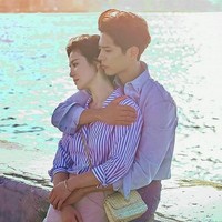 Sedangkan jika ingin pakai baju couple dengan pasangan. poster serial Encounter berikut dapat jadi inspirasinya. Saat liburan, Anda dan pasangan bisa sama-sama mengenakan kemeja berwarna serupa seperti gaya Park Bo Gum dan Song Hye Kyo berikut. Foto: Pinterest