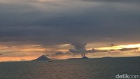 Sesekali, lava pijar yang keluar dari perut gunung keluar dan terlihat jelas dari kejauhan. Abu vulkanik yang keluar juga terlihat membubung tinggi. (Iqbal-detik)