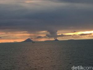 Foto Anak Krakatau 3 Jam Sebelum Tsunami, Asap Membubung Tinggi