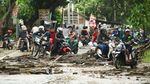 Polisi Bersihkan Puing Bangunan yang Hancur Kena Tsunami Anyer