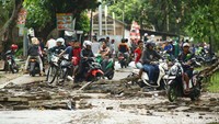 Warga masyarakat juga ikut serta bahu membahu dan bergegas meninggalkan kawasan lokasi pantai Anyer yang tersapu tsunami.