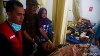Sejumlah korban tampak menjalani perawatan di Puskesmas Cinangka, Kabupaten Serang, Banten, Minggu (23/12/2018).
