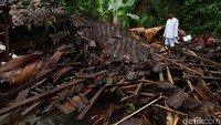 Sejumlah rumah semi permanen hanya menyisakan atap.