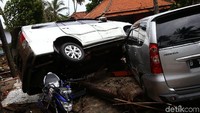 Mobil tampak saling bertumpuk akibat terseret gelombang. Foto: Grandyos Zafna