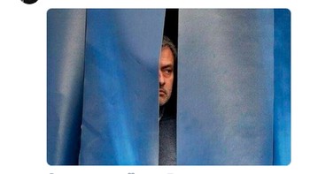 Apakah Mourinho ikut memantau kemenangan telak MU? (Foto: Internet/Twitter)