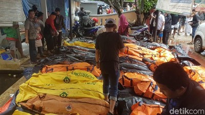 Bikin Pilu! Kantong Mayat Korban Tsunami Berderet di Puskesmas Carita
