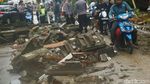 Polisi Bersihkan Puing Bangunan yang Hancur Kena Tsunami Anyer