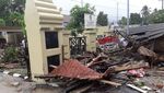 Foto: Tsunami di Anyer, Polsek Carita Juga Alami Kerusakan