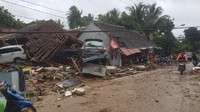 Penampakan mobil-mobil yang terseret hingga tersangkut di reruntuhan rumah. (Bahtiar/detikcom)