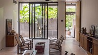 Bangunan tersebut menyediakan ruang untuk tempat penanaman lebih dari 40 jenis tanaman, mulai dari pohon pisang hingga tanaman singkong. Foto: dezeen.com