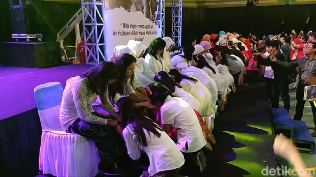 Tangis Histeris Warnai Acara 100 Anak Basuh Kaki Ibu di Kediri