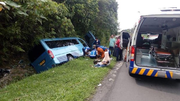 Elf Terperosok ke Parit di Tol Cipularang, Tiga Penumpang Luka