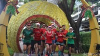 Agar tetap sehat dan bugar menjelang akhir tahun, komunitas lari Indorunners menggelar acara Santa Run, Minggu, (23/12/2018). (Foto: Kireina/detikHealth) 