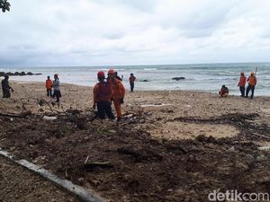 Warga dan Basarnas Sisir Pantai Tanjung Lesung Cari Korban Tsunami
