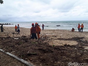Warga dan Basarnas Sisir Pantai Tanjung Lesung Cari Korban Tsunami