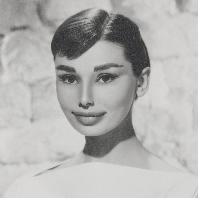 Bisa dibayakangkan jika Audrey Hepburn menerapkan flller dan Botox juga makeup yang lebih tebal, wajahnya menjadi aneh. Unggahan foto editan Mat Maitland ini pun mendapat beragam komentar dari netizen. Ada yang memuji tapi tak sedikit pula yang mengatakan jika editan itu menyedihkan, jelek hingga menjijikkan.  Foto: Dok. Instagram Mat Maitland