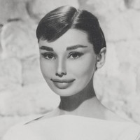 Bisa dibayakangkan jika Audrey Hepburn menerapkan flller dan Botox juga makeup yang lebih tebal, wajahnya menjadi aneh. Unggahan foto editan Mat Maitland ini pun mendapat beragam komentar dari netizen. Ada yang memuji tapi tak sedikit pula yang mengatakan jika editan itu menyedihkan, jelek hingga menjijikkan.  Foto: Dok. Instagram Mat Maitland
