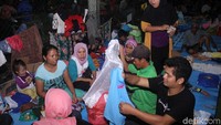 Warga mengungsi di lapangan fulsal di Labuan, Pandeglang, Banten, Senin (24/12/2018).