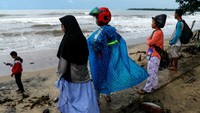 Warga masih terus melakukan evakuasi mencari anggota keluarga lainnya yang belum ditemukan pasca terjadinya tsunami di Selat Sunda. Hingga kini diketahui 281 orang tewas dan 1.016 orang terluka akibat tsunami di Selat Sunda.