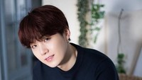 Sedangkan Suga memilih tampil dengan sweater hitam. Dok. Naver x Dispatch