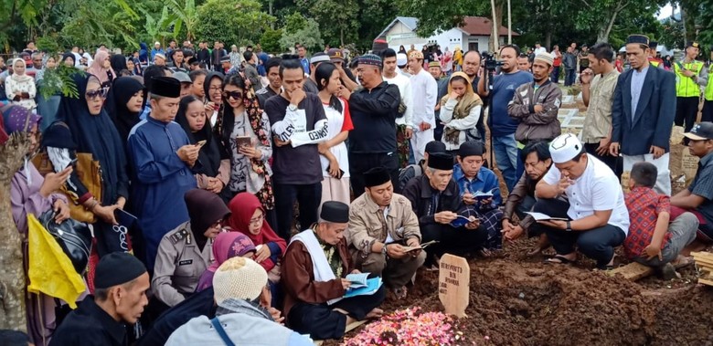 Jenazah Aa Jimmy Dimakamkan di Cianjur Jenazah Aa Jimmy Dimakamkan di Cianjur