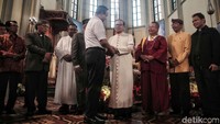 Anies mengunjungi Gereja Katedral dengan mengenakan seragam dinas putih lengkap.