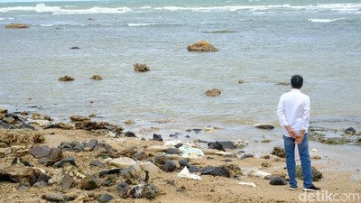 Potret Jokowi di Bibir Pantai Selat Sunda Pasca Terjangan Tsunami