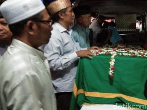 Jenazah Pegawai PLN Korban Tsunami asal Pasuruan Disambut Tangis