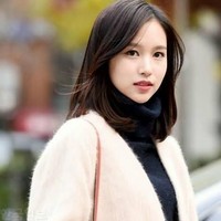 Salah satunya, Mina membuat topi rajut yang akan didonasikan, sebagai bagian dari kampanye kewaspadaan penyakit pada balita. Foto: Dok. Instagram