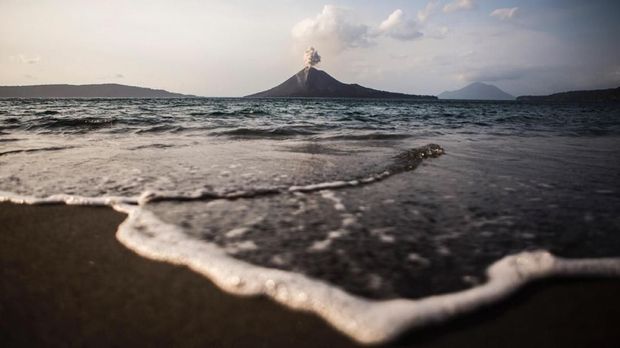 Dentuman dan Petir Terus Terdengar dari Gunung Anak Krakatau