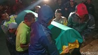 Keluarga nampak tak kuasa menahan air mata saat menerima jenazah korban tsunami untuk kemudian dimakamkan.