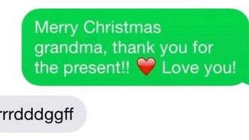 Balasan SMS selamat Hari Natal dari nenek. Mungkin maksud si nenek ingin bilang terima kasih. Foto: LeeroyM via Bored Panda