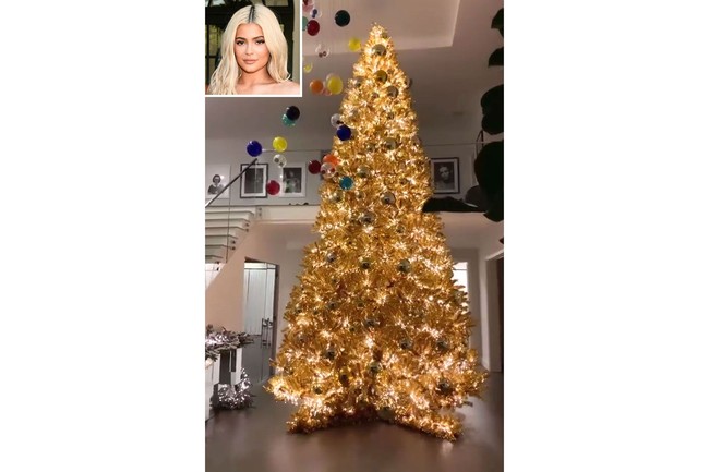 Pohon Natal besar menghiasi rumah Kylie Jenner yang pada 2018 ini dinobatkan sebagai artis muda paling kaya di Amerika Serikat. Seperti ditulis pada keterangan video yang diunggahnya ke Instagram, emas menjadi tema tahun ini untuk pohon Natal di rumah Kylie yang merupakan karya dekorator ternama Jeff Leatham. Foto: Dok. Instagram