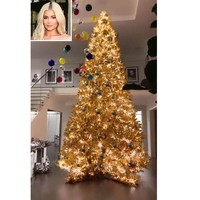 Pohon Natal besar menghiasi rumah Kylie Jenner yang pada 2018 ini dinobatkan sebagai artis muda paling kaya di Amerika Serikat. Seperti ditulis pada keterangan video yang diunggahnya ke Instagram, emas menjadi tema tahun ini untuk pohon Natal di rumah Kylie yang merupakan karya dekorator ternama Jeff Leatham. Foto: Dok. Instagram