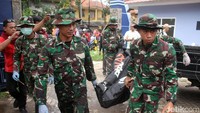Proses evakuasi pun masih terus dilakukan oleh petugas gabungan di sepanjang Pantai Anyer, Banten.