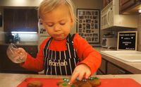 Intip Aksi Gemas Bocah 2 Tahun Bikin 'Gingerbread Man'