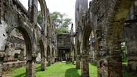Walaupun namanya benteng, bentuk fisiknya mungkin lebih mirip gedung kantor kolonial dengan pilar-pilar besar dan memang dengan kondisi kerusakan di sana-sini (Tommy Bernadus/dTraveler)